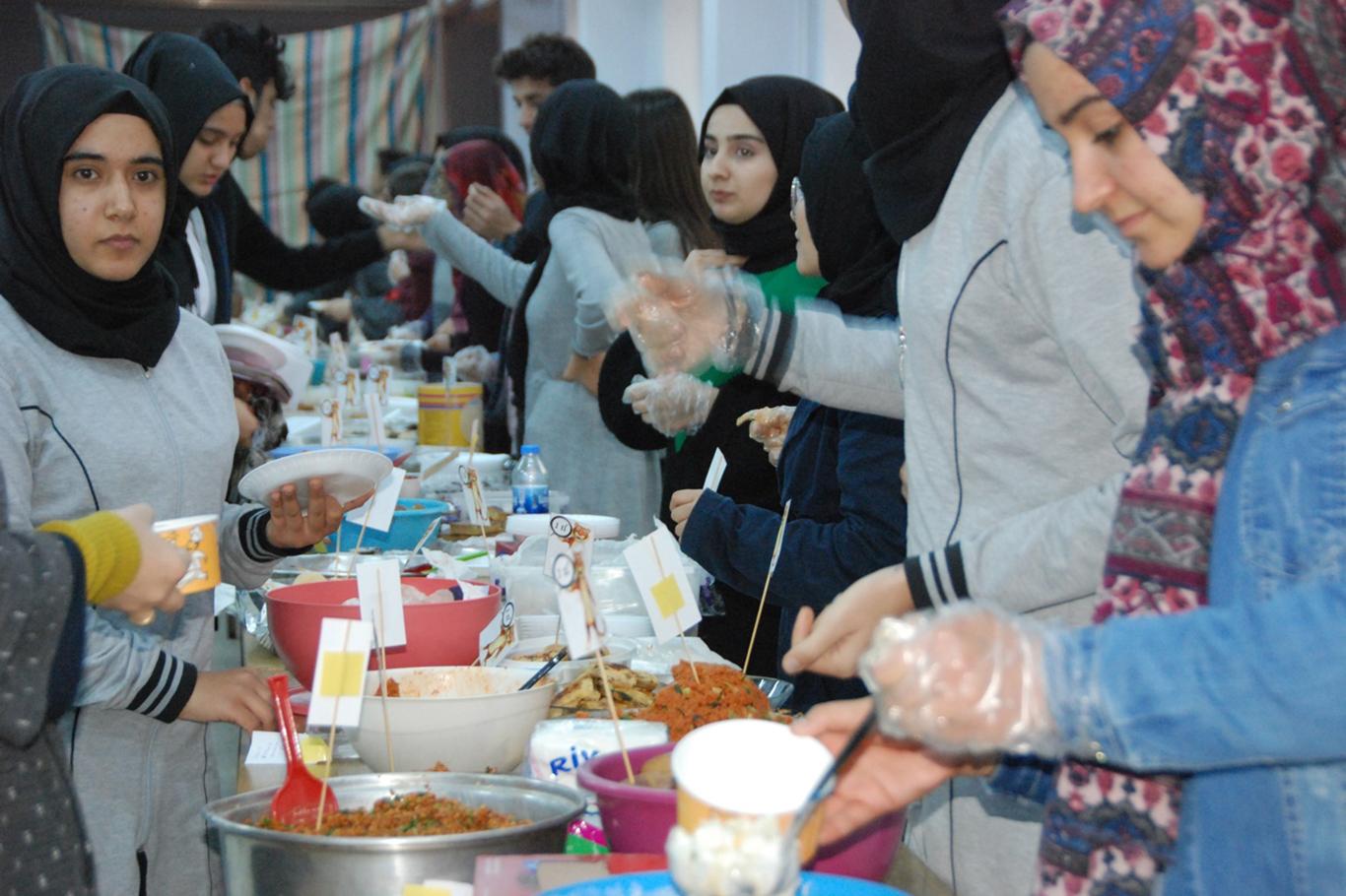 "Komşusu açken tok yatan bizden değildir" "Komşusu açken tok yatan bizden değildir"